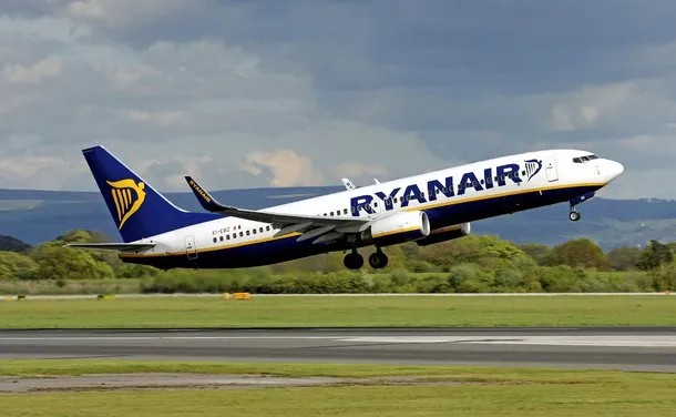 Ryanair: Ψάχνει ιπτάμενους φροντιστές από Αθήνα και Θεσσαλονίκη