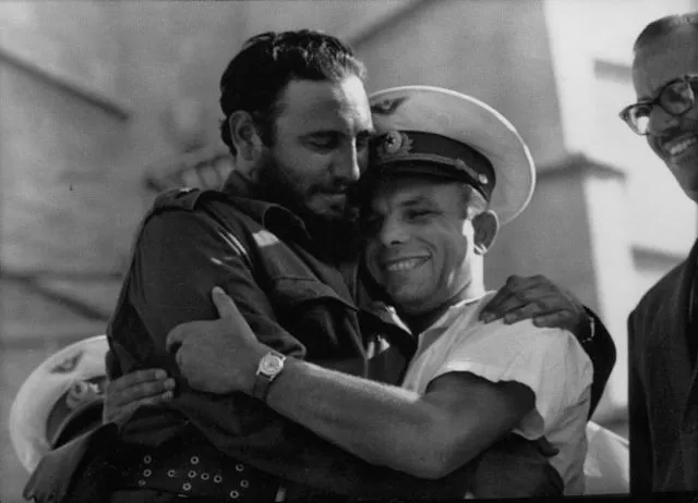 Fidel-Gagarin-hug