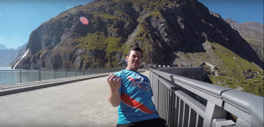 Ρεκόρ Γκίνες: Έβαλε καλάθι από τα 180 μέτρα! (βίντεο)