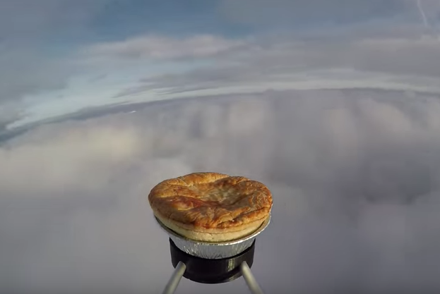 Viral: Άνδρας εκτόξευσε πίτα με σκοπό να την στείλει στο διάστημα!