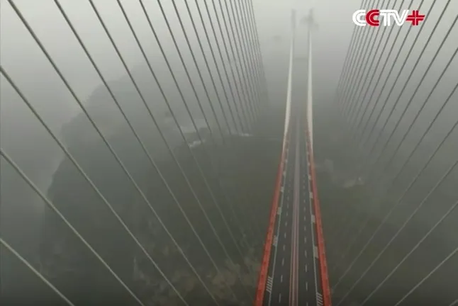 H πιο ψηλή γέφυρα στον κόσμο...κόβει την ανάσα! (βίντεο)