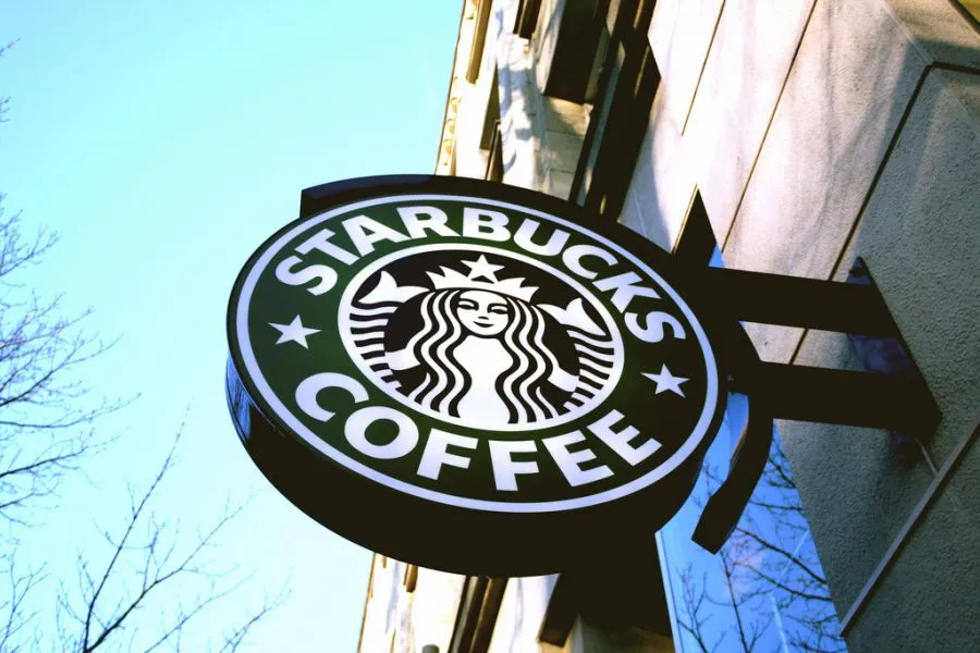 H Starbucks δεσμεύεται να προσλάβει 10.000 πρόσφυγες ως απάντηση στο διάταγμα Τράμπ!