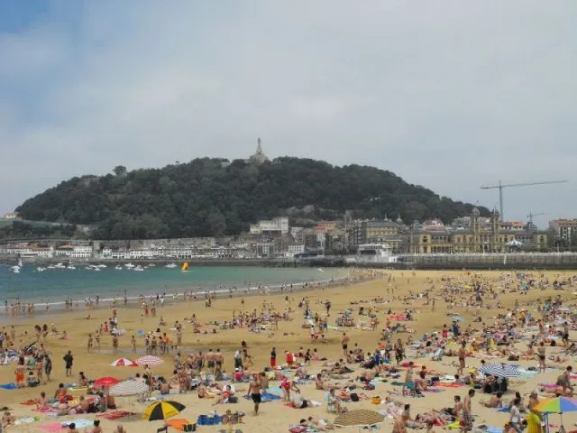 La_Concha_beach_-_San_Sebastian_-_Basque_country_-_Spain_-_panoramio