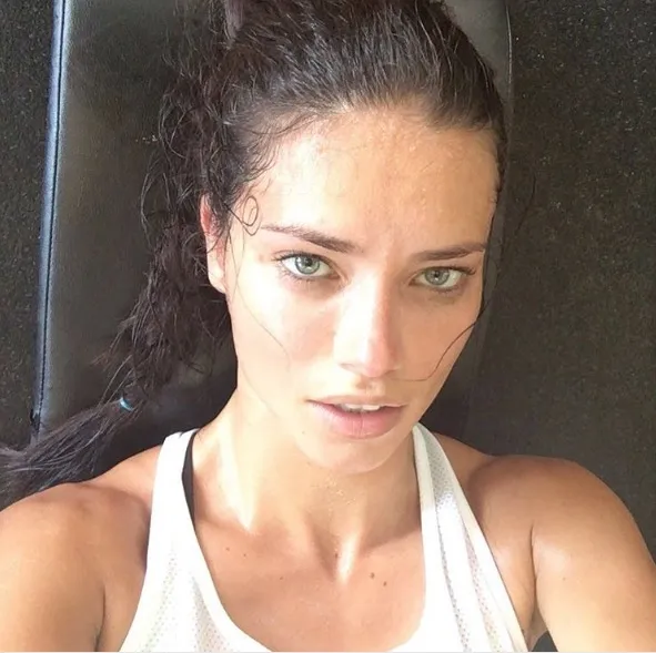 H Adriana Lima βγάζει τις πιο sexy selfies μετά το γυμναστήριο!