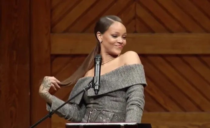 H Rihanna βραβεύτηκε από το Χάρβαρντ και έβγαλε έναν υπέροχο λόγο! (video)