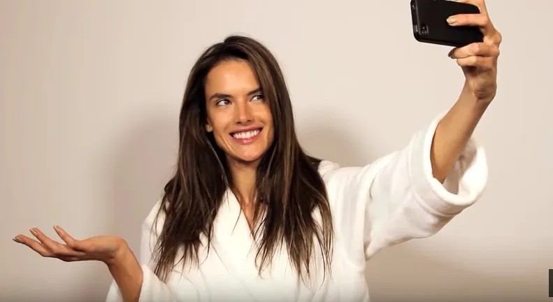 Πώς να βγάλεις μια selfie όπως τα μοντέλα (video)