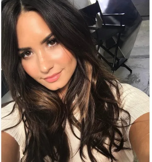 H Demi Lovato μας απέδειξε ότι όντως αυτή είναι η νέα τάση στα μαλλιά!