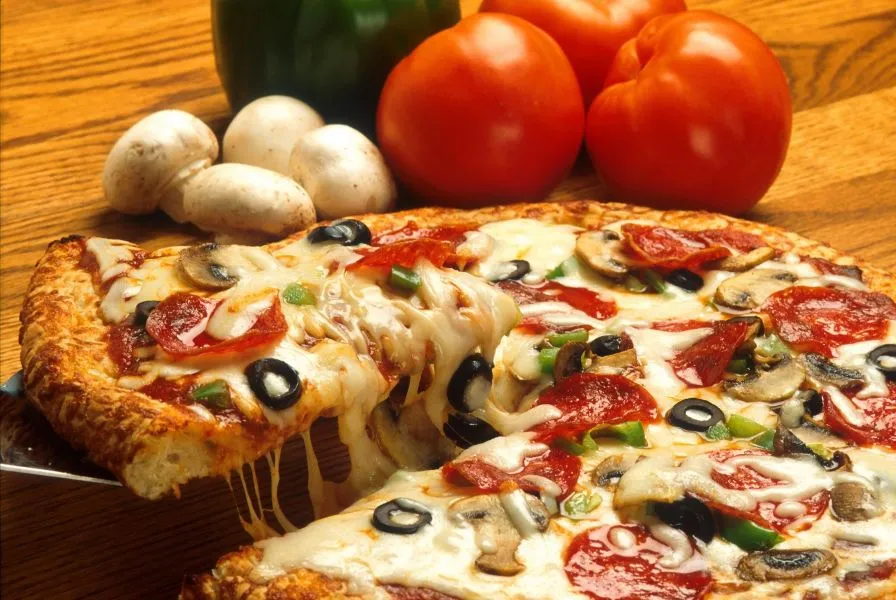 Υπάρχει κόλπο για να γλιτώνεις θερμίδες όταν τρως πίτσα!