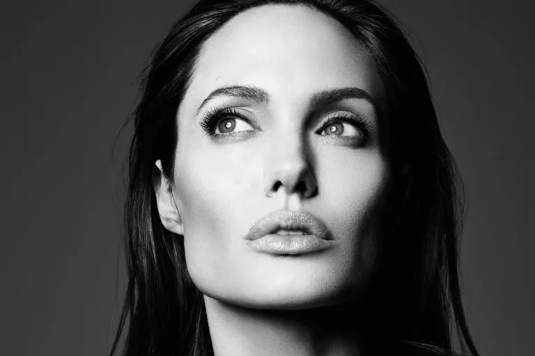 Η Angelina Jolie γίνεται ξανά μαμά και ο πατέρας δεν είναι αυτός που νομίζεις!