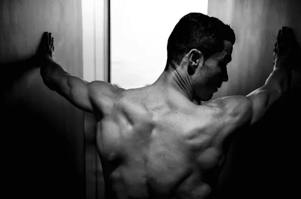 Ο Cristiano Ronaldo φωτογραφίζεται γυμνός και το internet παραληρεί (photos)