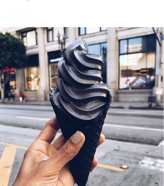 Tο μαύρο παγωτό που έχει κατακτήσει τον κόσμο του Instagram!