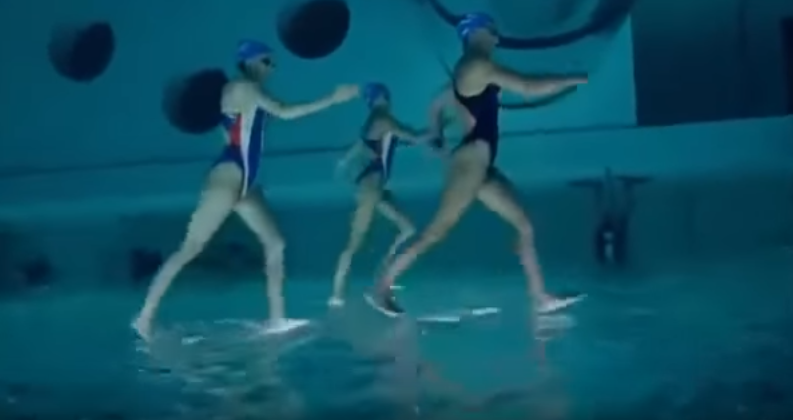 Αθλήτριες συγχρονισμένης κολύμβησης περπατούν ανάποδα κάτω από το νερό! (βίντεο)