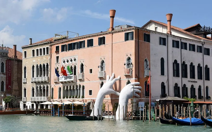 Δυο τεράστια χέρια αναδύονται από το κανάλι της Βενετίας - Ποιος είναι ο σκοπός του έργου;