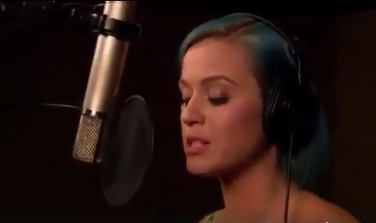 Το βίντεο με την Κέιτι Πέρι να τραγουδάει στην γλώσσα των Sims είναι ΑΒΟΛΟ!