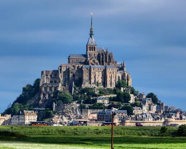 Αυτό το κάστρο στη Γαλλία είναι σίγουρα βγαλμένο από παραμύθι!