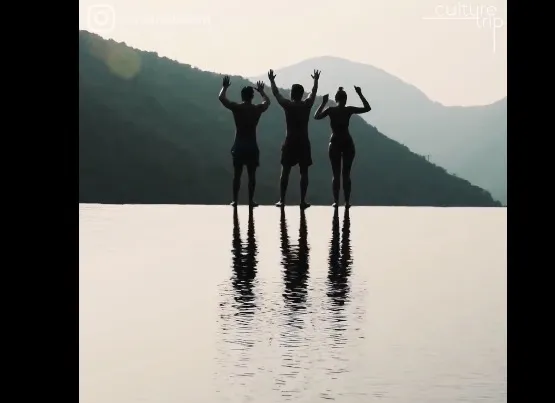 Και όμως αυτή η λίμνη είναι φυσική και βρίσκεται στο Ηοng Kong (video)