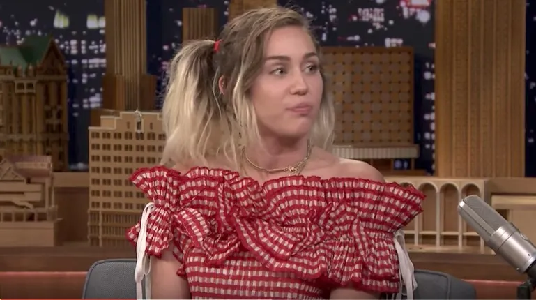 H Miley Cyrus αποκαλύπτει τους λόγους της μεγάλη αλλαγής της (video)