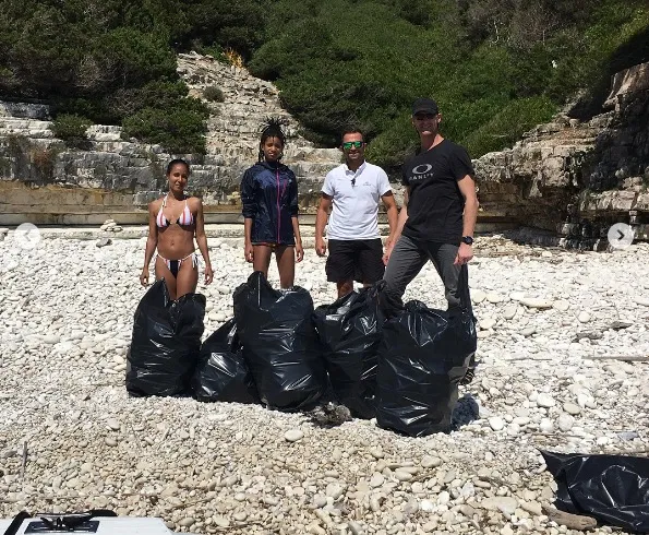 Η άβολη στιγμή που η οικογένεια Smith κάνει διακοπές στην Ελλάδα και μαζεύει σκουπίδια