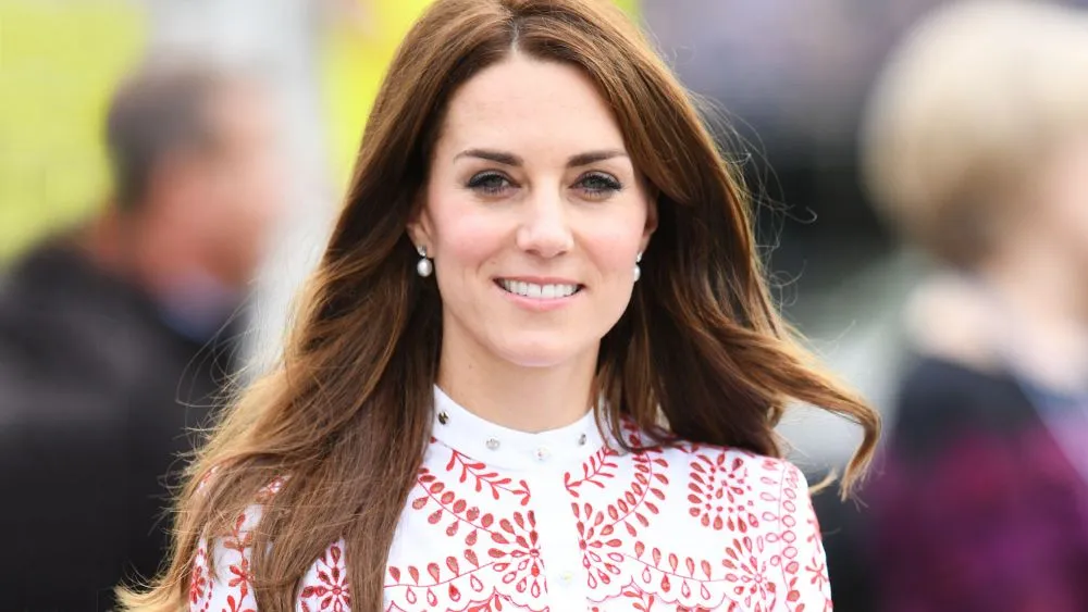 Η Kate Middleton φοράει για πρώτη φορά αποκαλυπτικό ντεκολτέ και οι Άγγλοι τρελάθηκαν!