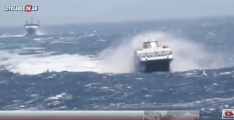 Aπίστευτο βίντεο με πλοίο να παλεύει με τα κύματα για να δέσει στη Φολέγανδρο!