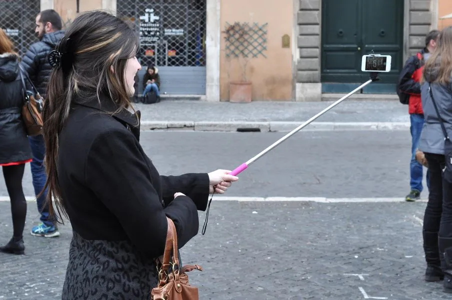 Στο Μιλάνο απαγόρευσαν τα selfie sticks και ο κόσμος... χειροκροτεί!