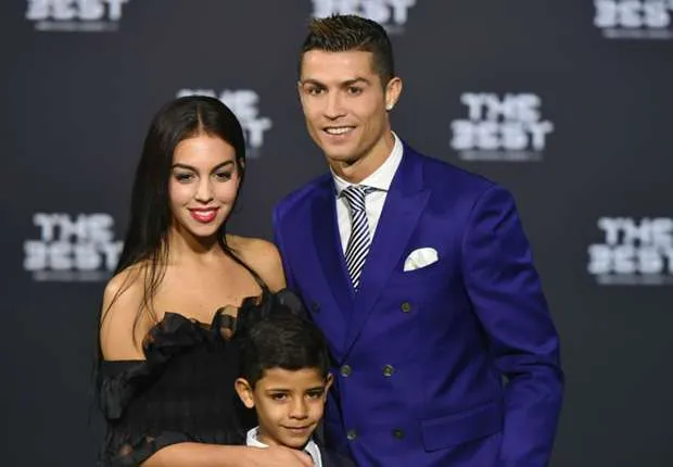 O Cristiano Ronaldo ποζάρει με τα 3 παιδιά του και ρίχνει το Instagram