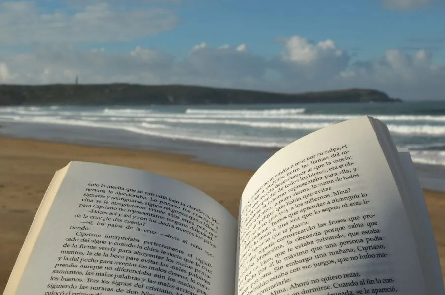 Διάβασμα στην παραλία: Τα ιδανικά βιβλία για να βγάλεις το καλοκαίρι!
