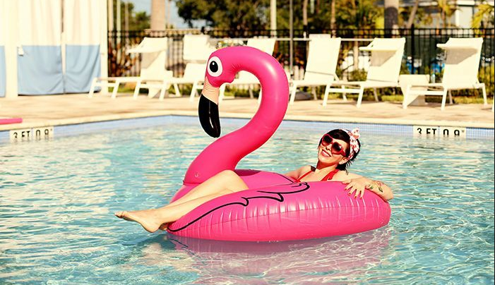 H Χαρούλα Αλεξίου βγάζει photo με ροζ φλαμίνγκο σε πισίνα και γίνεται viral!