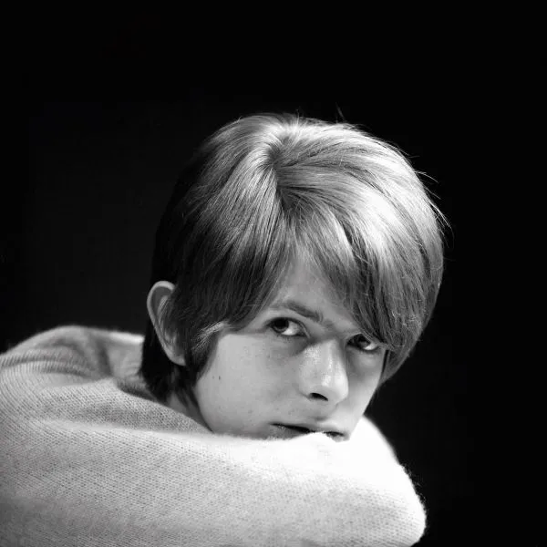 4+1 σπάνιες φωτογραφίες ενός νεαρού David Bowie!