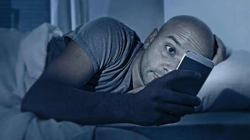 Scrollάρισμα πριν τον ύπνο: Ο λόγος που πρέπει να αφήσεις το κινητό κάτω!