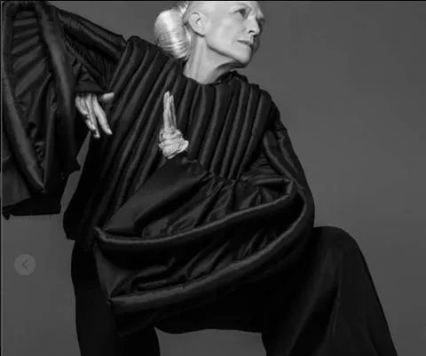 Εβδομάδα Μόδας Νέας Υόρκης: Το πιο εντυπωσιακό μοντέλο στην πασαρέλα ήταν μόλις... 69 ετών!