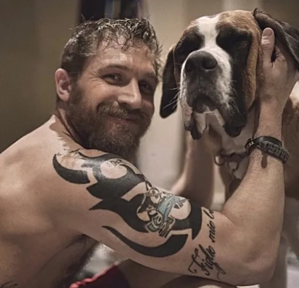 20 photos με τον Tom Hardy να αγκαλιάζει σκύλους γιατί έτσι