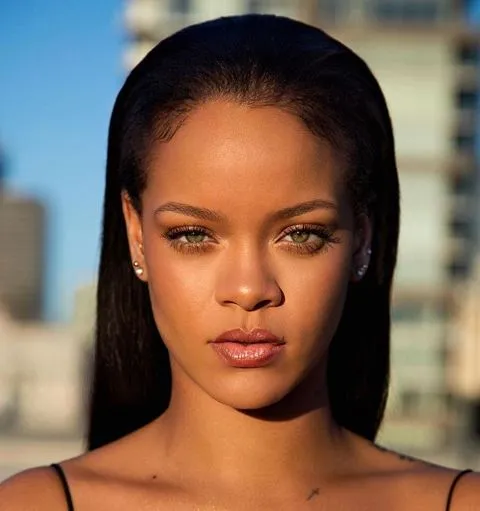 Rihanna: Η φωτογράφηση της για το Elle συνοδεύτηκε από μερικές ξεκαρδιστικές δηλώσεις!