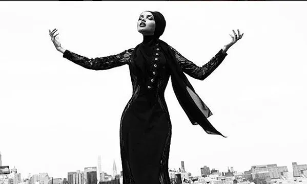 Halima Aden: Η πρώτη γυναίκα με χιτζάμπ που έγινε εξώφυλλο στην Vogue!