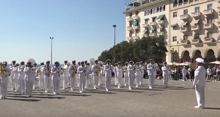 Η μπάντα του Πολεμικού Ναυτικού έπαιξε την καλύτερη εκδοχή του Despacito που έχεις ακούσει!