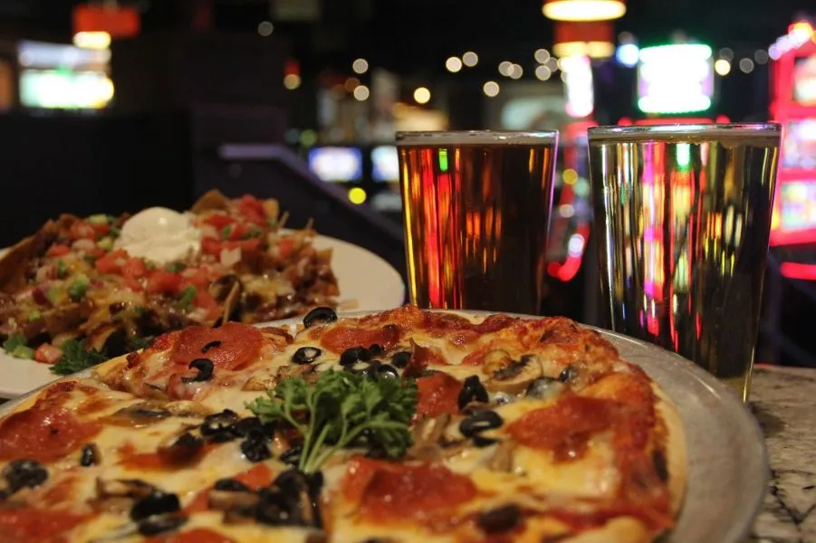 Παγκόσμια ημέρα μπύρας και πίτσας! 5 μέρη να πάς να φας και να πιεις!