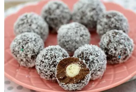 Εύκολες Συνταγές: Σοκολατένια τρουφάκια με 4 υλικά σε ΔΕΚΑ λεπτά!