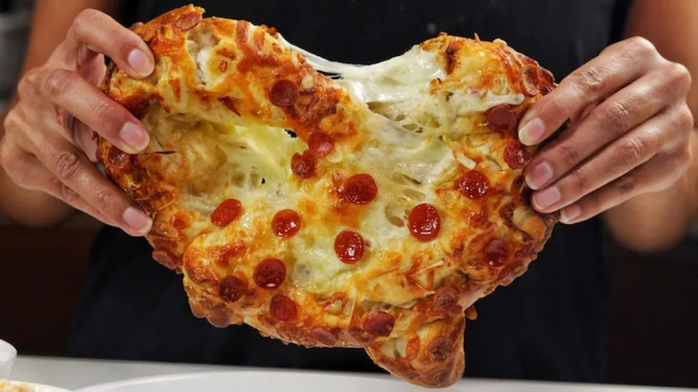 Το pizza pretzel είναι πλέον πραγματικότητα! Καιρός ήταν! (video)