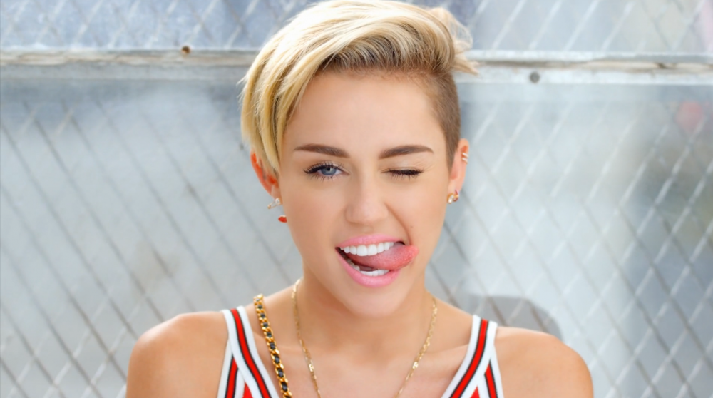Η Miley Cyrus διέψευσε τις φήμες περί εγκυμοσύνης με τον πιο αστείο τρόπο!(photos)