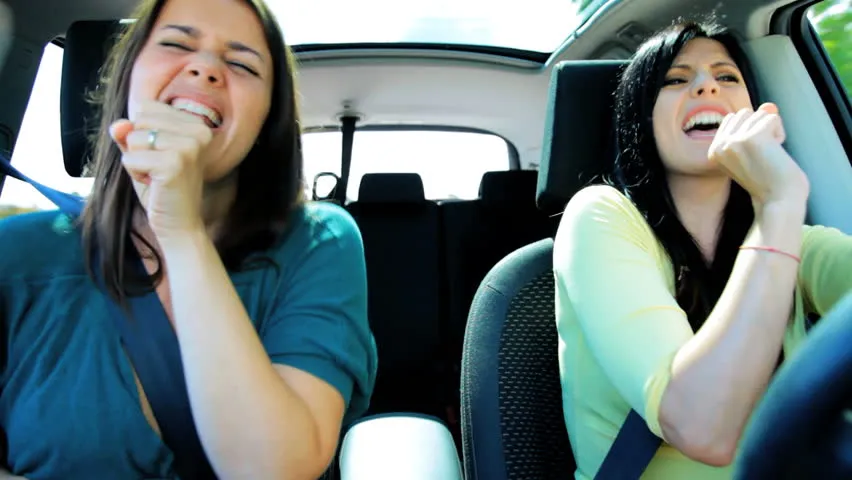 Ταυτίσου!- 10 πράγματα που θα νιώσουν μόνο όσοι τραγουδούν μέσα στο αυτοκίνητο