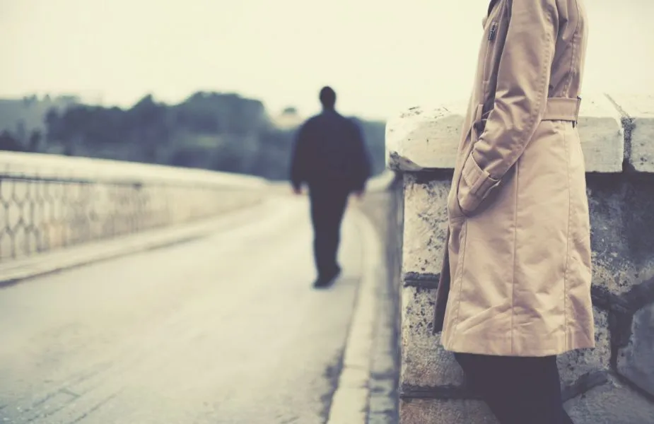 7 σημάδια που δείχνουν ότι είσαι… υπερβολικά κολλημένη με κάποιον