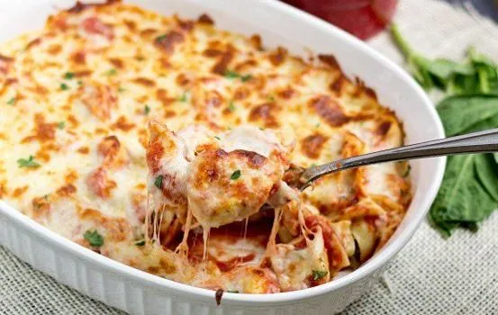 Εύκολες Συνταγές: ΦΑΝΤΑΣΤΙΚΑ τορτελίνια με σάλτσα ντομάτας και τυρί στο φούρνο (Video)
