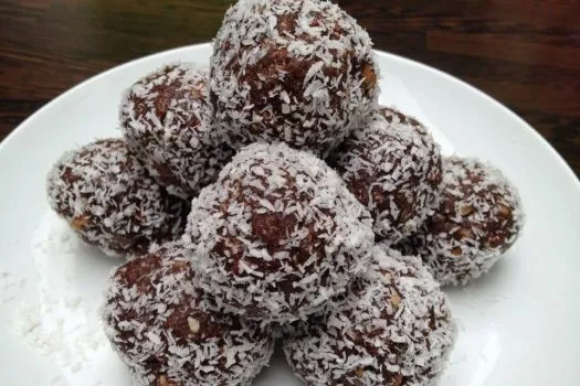 Πανεύκολη συνταγή: Σοκολατένια τρουφάκια με καρύδια και ινδοκάρυδο