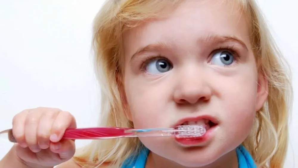 Εάν κάνεις αυτό το λάθος γεμίζεις την οδοντόβουρτσά σου με μικρόβια!