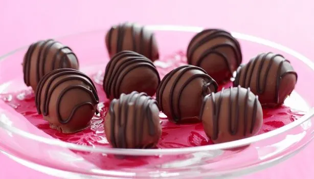 Εύκολες συνταγές: Τέλεια σοκολατένια τρουφάκια με καραμέλα - 4 υλικά!