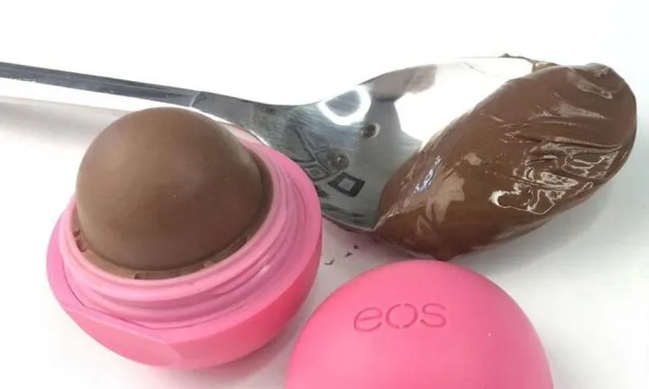 DIY: Φτιάξε το πιο ΤΕΛΕΙΟ lip balm με nutella! (video)