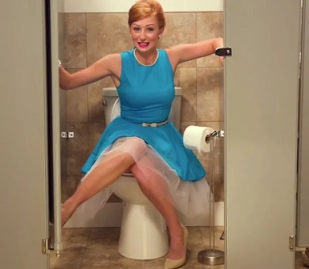 Πιστεύεις κι εσύ πως οι γυναίκες δεν πηγαίνουν στην τουαλέτα; (video)