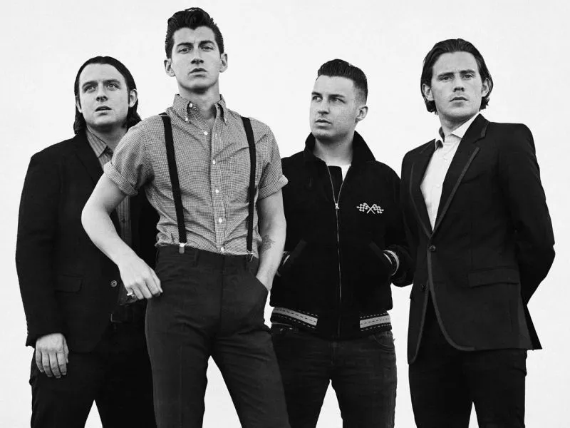 Arctic Monkeys: Έρχονται Ελλάδα και εσύ πρέπει να ξέρεις αυτά τα 6 πράγματα για το συγκρότημα!