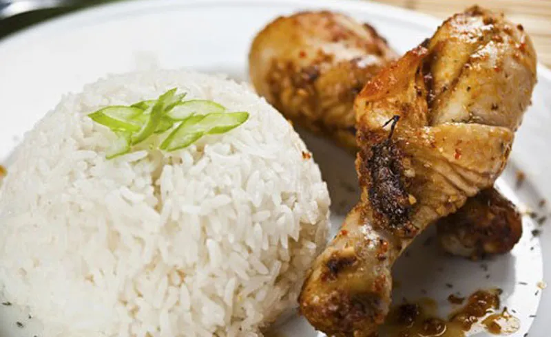 Εύκολη συνταγή: Μαριναρισμένο κοτόπουλο στο φούρνο με ρύζι!