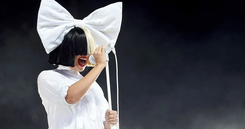 5 τραγούδια της Sia για εσένα που έχεις «πέσει» ψυχολογικά! (videos)